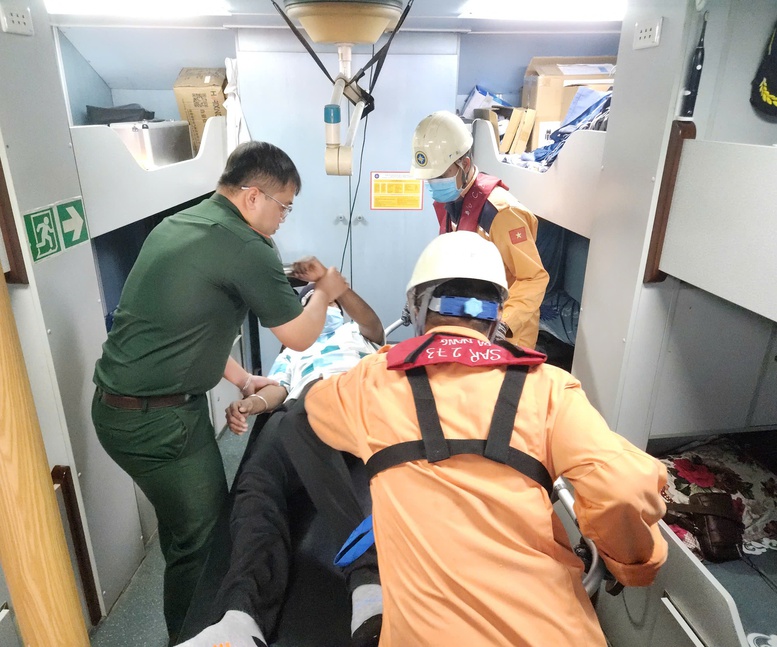Cứu nạn thành công thuyền viên nguy kịch trên tàu hàng ở vùng biển Việt Nam- Ảnh 3.