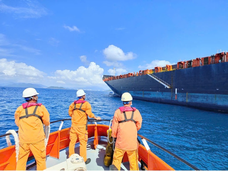 Cứu nạn thành công thuyền viên nguy kịch trên tàu hàng ở vùng biển Việt Nam- Ảnh 1.