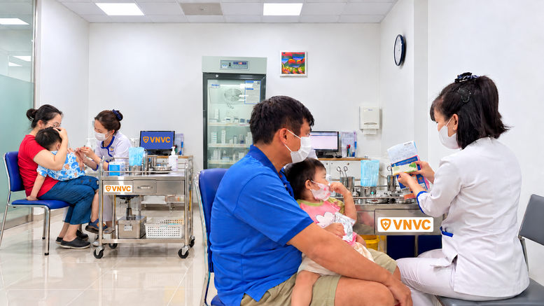 VNVC hỗ trợ 3 tỷ đồng, giúp hơn 100.000 trẻ tiêm vaccine tay chân miệng- Ảnh 1.