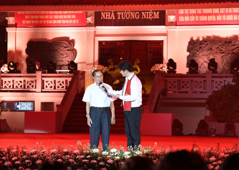 Xúc động “Khúc tri ân” ở Công viên Lê Thị Riêng trước giờ an táng 731 hài cốt liệt sĩ- Ảnh 4.