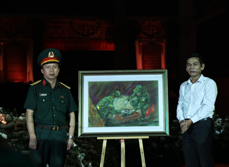 Xúc động “Khúc tri ân” ở Công viên Lê Thị Riêng trước giờ an táng 731 hài cốt liệt sĩ- Ảnh 6.