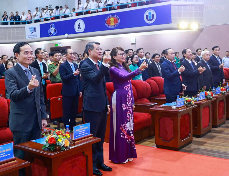 Thủ tướng: Chính phủ ủng hộ mạnh mẽ các ĐHQG trở thành các đại học tinh hoa đẳng cấp thế giới- Ảnh 2.