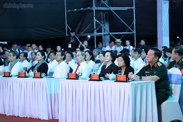 Xúc động “Khúc tri ân” ở Công viên Lê Thị Riêng trước giờ an táng 731 hài cốt liệt sĩ- Ảnh 1.