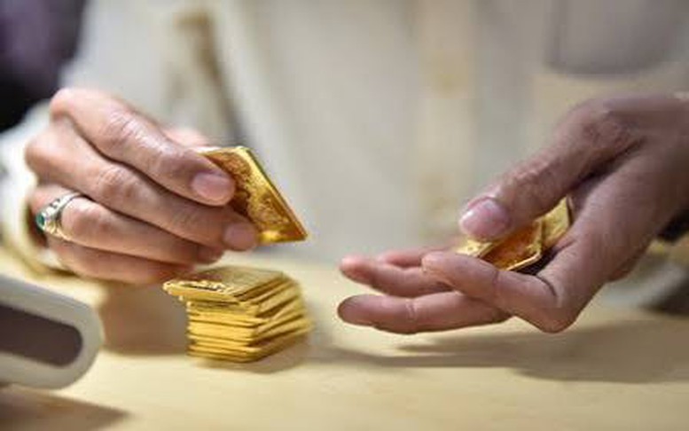Mua vàng trả tiền mặt có mâu thuẫn với quy định thuế?