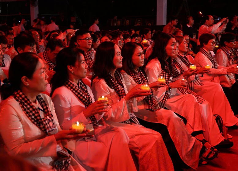 X&uacute;c động &ldquo;Kh&uacute;c tri &acirc;n&rdquo; ở C&ocirc;ng vi&ecirc;n L&ecirc; Thị Ri&ecirc;ng trước giờ an t&aacute;ng 731 h&agrave;i cốt liệt sĩ- Ảnh 9.