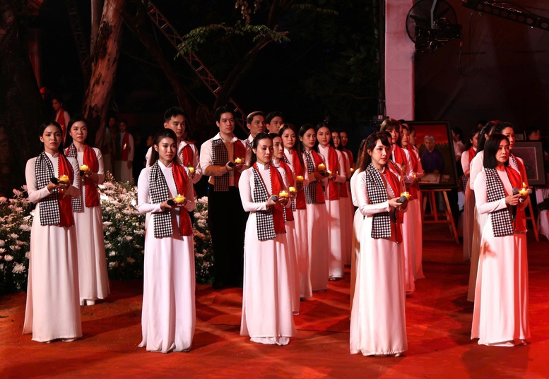 X&uacute;c động &ldquo;Kh&uacute;c tri &acirc;n&rdquo; ở C&ocirc;ng vi&ecirc;n L&ecirc; Thị Ri&ecirc;ng trước giờ an t&aacute;ng 731 h&agrave;i cốt liệt sĩ- Ảnh 10.