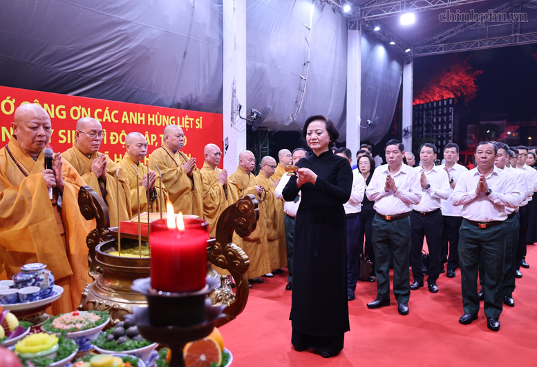 Cầu siêu cho anh linh 731 liệt sĩ trước giờ truy điệu, an táng- Ảnh 3.