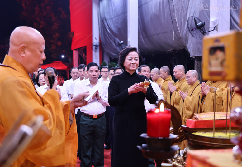 Cầu siêu cho anh linh 731 liệt sĩ trước giờ truy điệu, an táng- Ảnh 4.