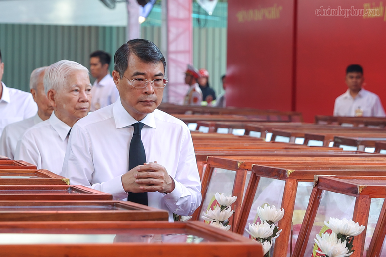 Trang nghi&ecirc;m lễ viếng, truy điệu v&agrave; an t&aacute;ng 731 h&agrave;i cốt liệt sĩ tại TPHCM- Ảnh 8.