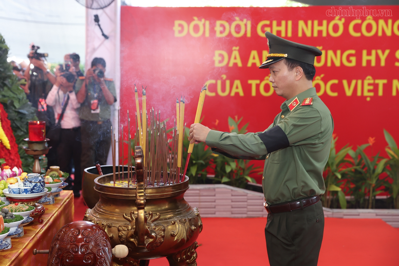 Trang nghi&ecirc;m lễ viếng, truy điệu v&agrave; an t&aacute;ng 731 h&agrave;i cốt liệt sĩ tại TPHCM- Ảnh 10.