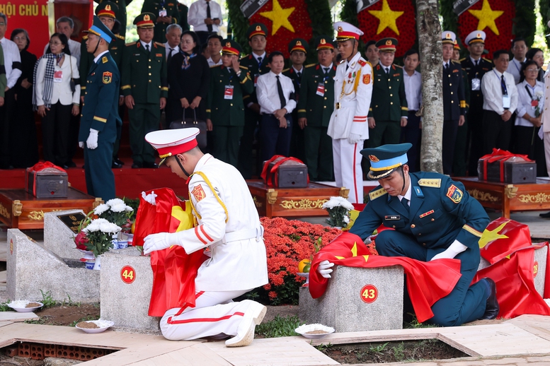 Trang nghi&ecirc;m lễ viếng, truy điệu v&agrave; an t&aacute;ng 731 h&agrave;i cốt liệt sĩ tại TPHCM- Ảnh 28.