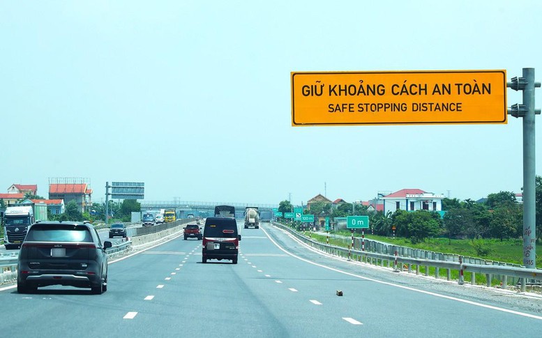 Bộ Xây dựng trả lời về quy định giữ khoảng cách an toàn trên cao tốc