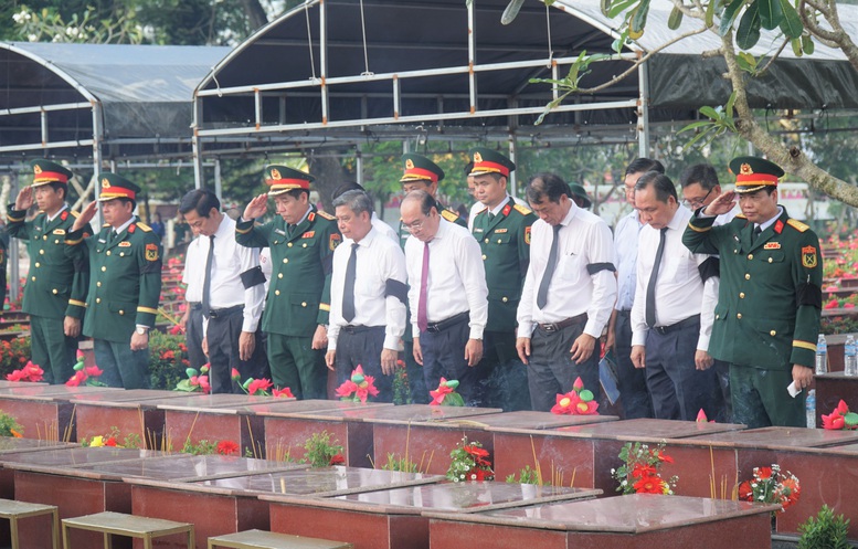 Các địa phương tổ chức Lễ viếng, truy điệu và an táng hài cốt liệt sĩ- Ảnh 8.