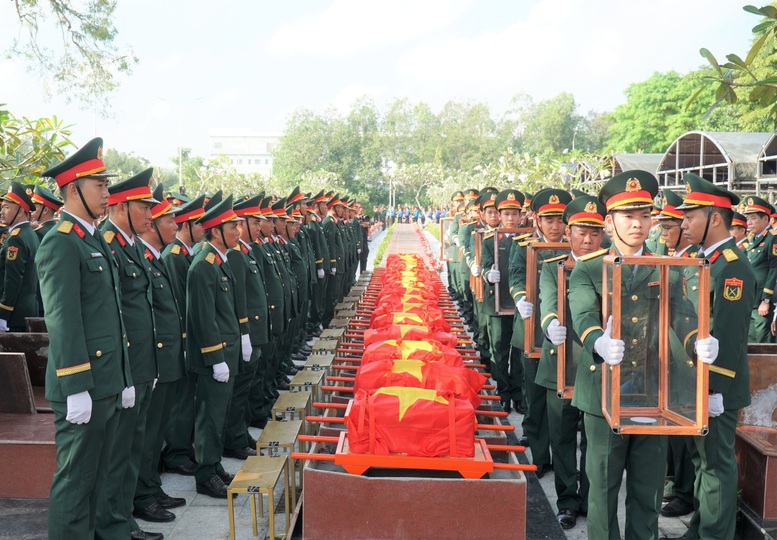Các địa phương tổ chức Lễ viếng, truy điệu và an táng hài cốt liệt sĩ- Ảnh 9.