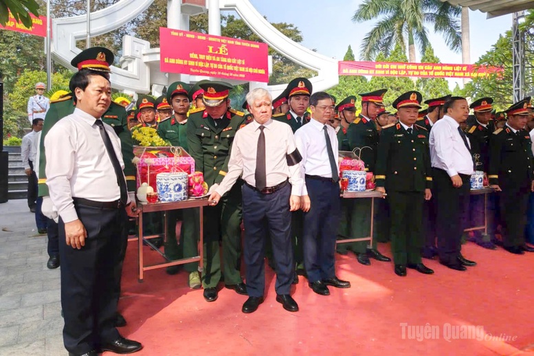 Các địa phương tổ chức Lễ viếng, truy điệu và an táng hài cốt liệt sĩ- Ảnh 1.
