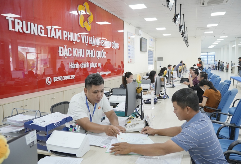 Phú Quốc: Tận tình gỡ hồ sơ khó, đặt mục tiêu dân chờ không quá 30 phút- Ảnh 1.