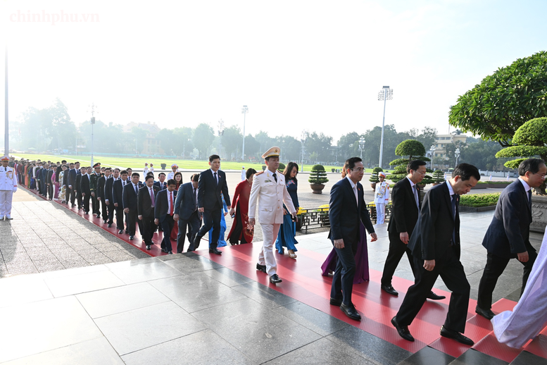 Lãnh đạo Đảng, Nhà nước, các đại biểu Quốc hội vào Lăng viếng Chủ tịch Hồ Chí Minh- Ảnh 3.