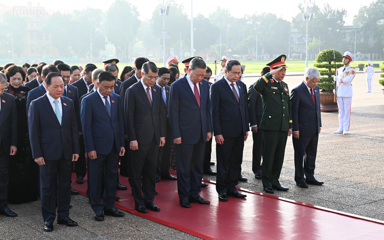 Lãnh đạo Đảng, Nhà nước, các đại biểu Quốc hội vào Lăng viếng Chủ tịch Hồ Chí Minh