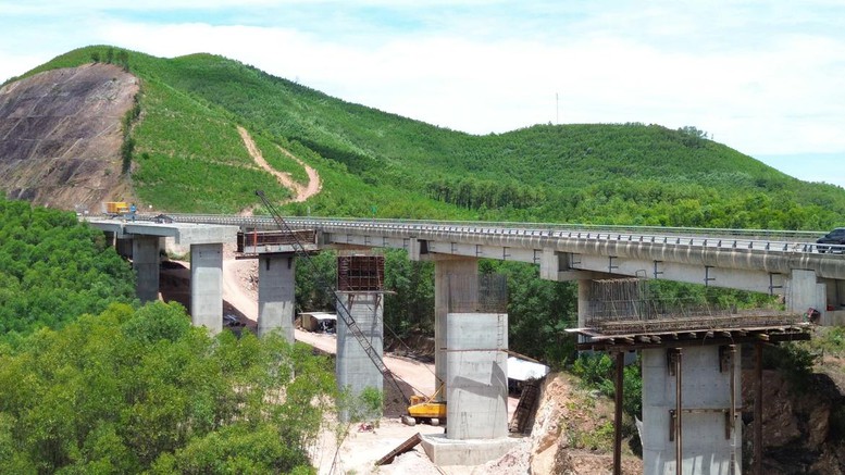Khẩn trương điều chuyển nhà thầu không đủ năng lực thi công mở rộng cao tốc Cam Lộ - La Sơn- Ảnh 1.