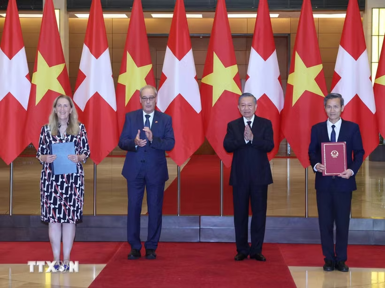Tổng thống Liên bang Thụy Sĩ Guy Parmelin và Phu nhân kết thúc tốt đẹp chuyến thăm chính thức Việt Nam- Ảnh 1.