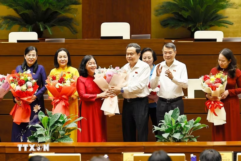 Thủ tướng Lê Minh Hưng, Chủ tịch Quốc hội Trần Thanh Mẫn gặp mặt nữ đại biểu Quốc hội khóa XVI- Ảnh 1.