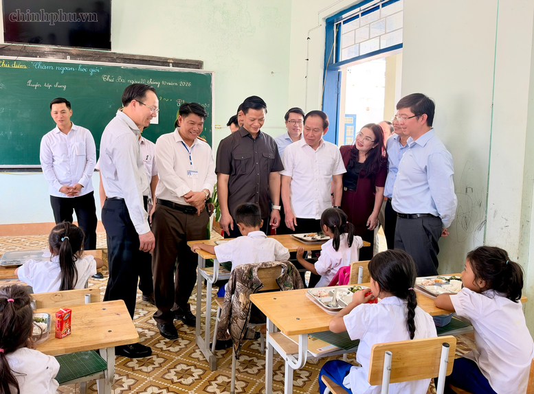 Phó Thủ tướng Lê Tiến Châu kiểm tra thực địa trường nội trú liên cấp tại tỉnh Quảng Trị- Ảnh 7.