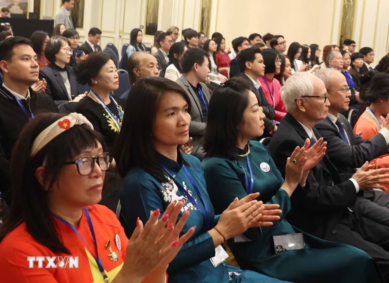 Tổng Bí thư, Chủ tịch nước Tô Lâm và Phu nhân gặp đại diện cộng đồng người Việt Nam tại châu Âu- Ảnh 3.