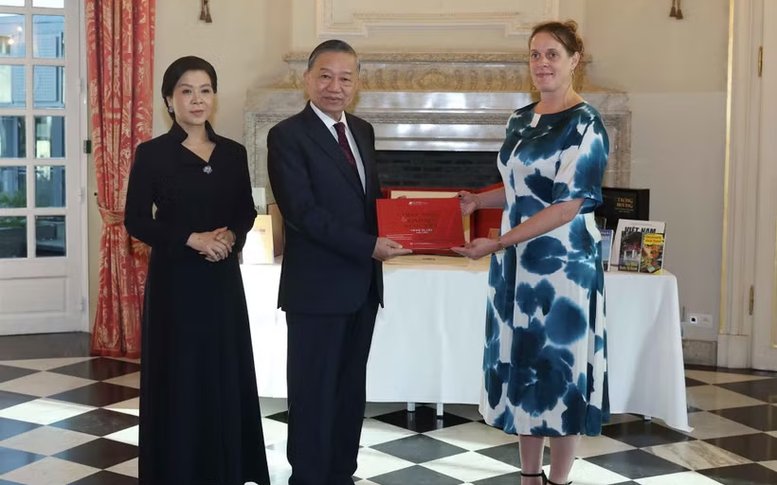 Tổng Bí thư, Chủ tịch nước Tô Lâm và Phu nhân thăm, tặng sách cho Thư viện Hoàng gia Bỉ
