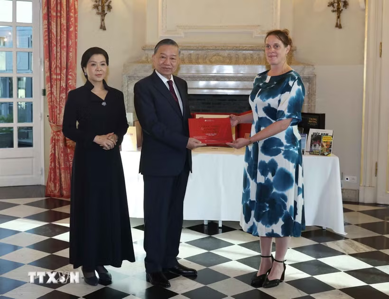 Tổng Bí thư, Chủ tịch nước Tô Lâm và Phu nhân thăm, tặng sách cho Thư viện Hoàng gia Bỉ- Ảnh 1.