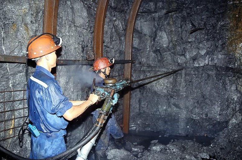 Hoàn thành vượt mức kế hoạch tháng 10, TKV tăng tốc "về đích" 2026 - Ảnh 1.