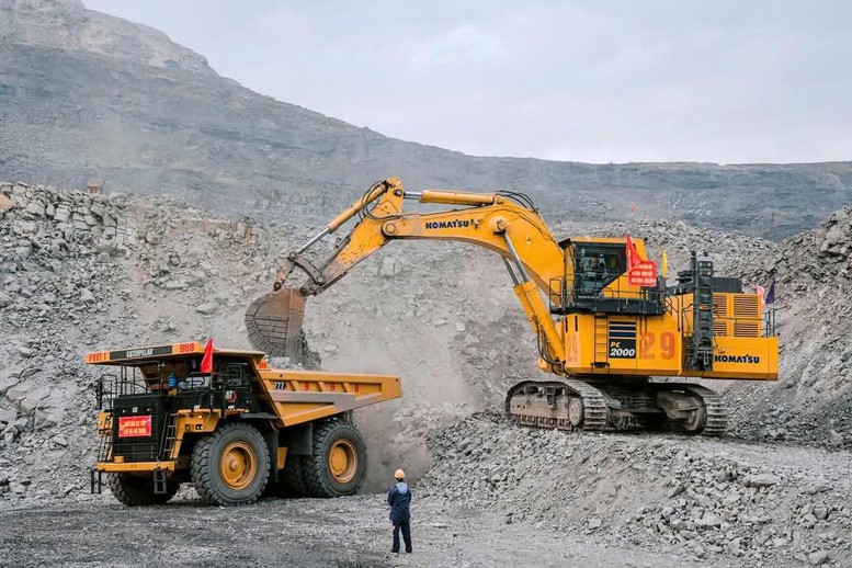 Hoàn thành vượt mức kế hoạch tháng 10, TKV tăng tốc "về đích" 2026 - Ảnh 2.