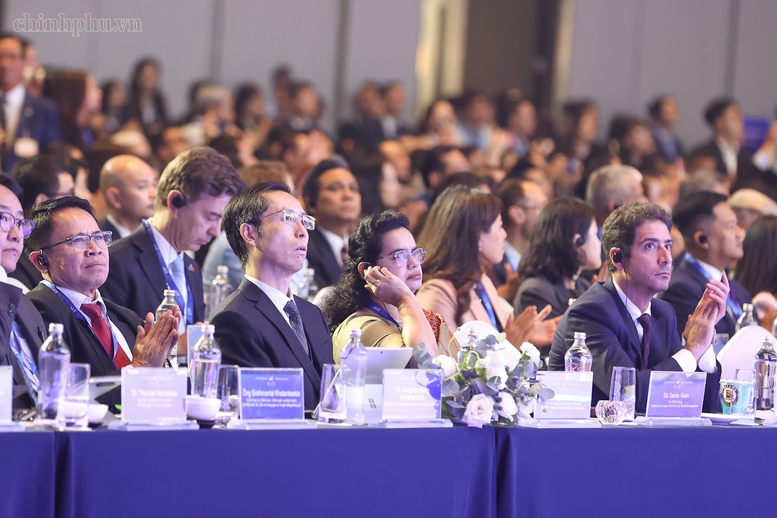 Toàn cảnh đối thoại của Thủ tướng tại Diễn đàn Kinh tế Mùa thu: Thế giới càng bất định, Việt Nam càng phải chủ động về chiến lược - Ảnh 5.