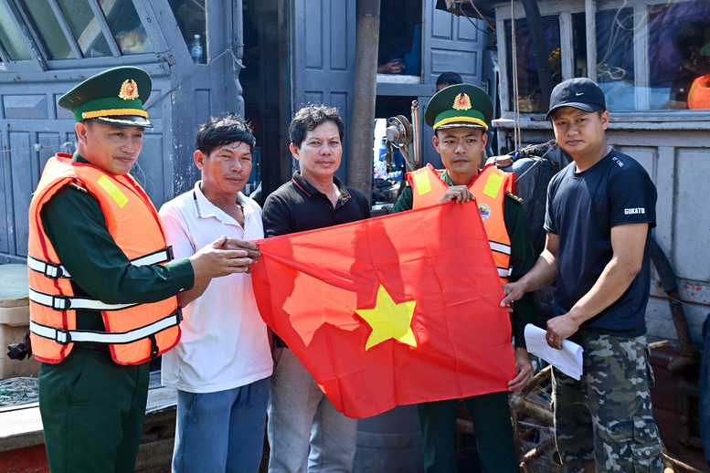 Biên phòng sát cánh cùng ngư dân gỡ 'thẻ vàng' IUU - Ảnh 10.