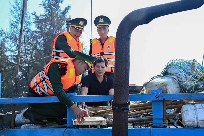 Biên phòng sát cánh cùng ngư dân gỡ 'thẻ vàng' IUU - Ảnh 2.