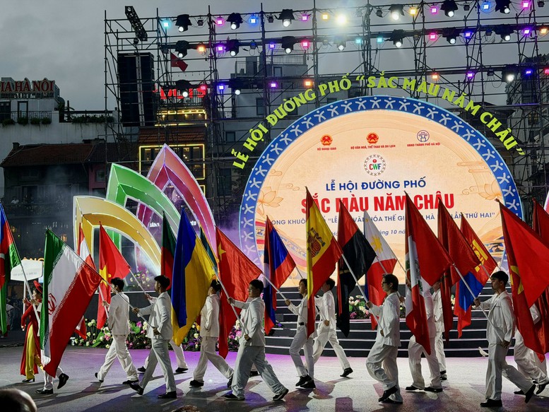 Lễ hội đường phố 'Sắc màu năm châu': Nơi sắc màu văn hóa đa quốc gia hội tụ- Ảnh 3.
