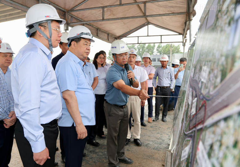 Phó Thủ tướng Thường trực Phạm Gia Túc kiểm tra, đôn đốc tiến độ dự án sân bay Long Thành và các tuyến giao thông phục vụ kết nối- Ảnh 7.