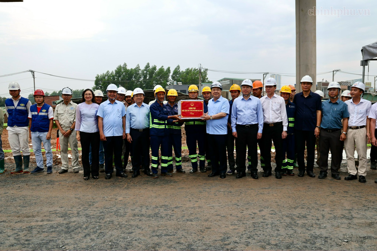 Phó Thủ tướng Thường trực Phạm Gia Túc kiểm tra, đôn đốc tiến độ dự án sân bay Long Thành và các tuyến giao thông phục vụ kết nối- Ảnh 9.