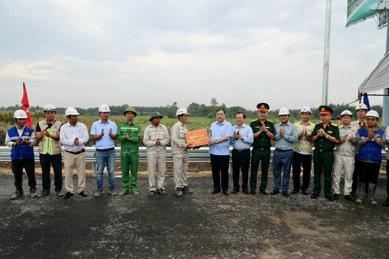 Phó Thủ tướng Thường trực Phạm Gia Túc kiểm tra, đôn đốc tiến độ dự án sân bay Long Thành và các tuyến giao thông phục vụ kết nối- Ảnh 11.