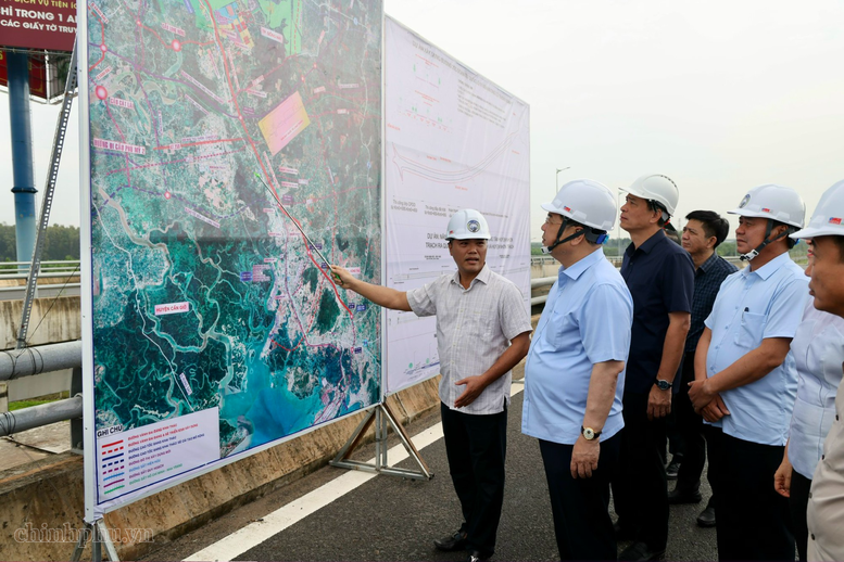 Phó Thủ tướng Thường trực Phạm Gia Túc kiểm tra, đôn đốc tiến độ dự án sân bay Long Thành và các tuyến giao thông phục vụ kết nối- Ảnh 12.