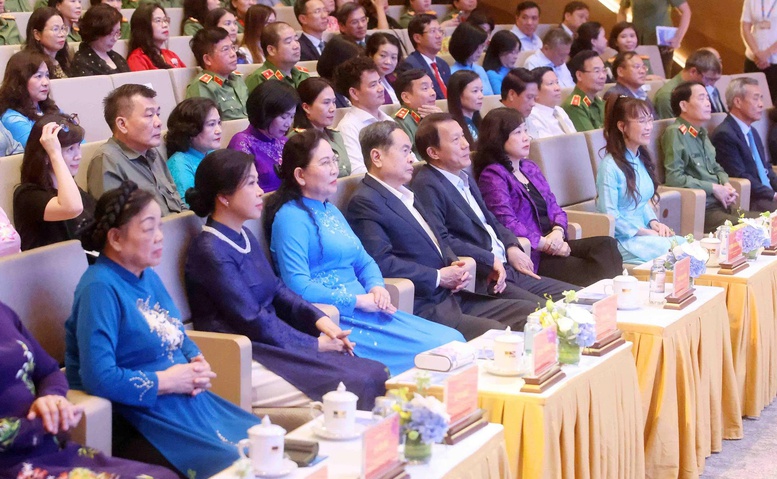 Chủ tịch Quốc hội dự chương trình 'Kết nối yêu thương', chung tay hỗ trợ phụ nữ, trẻ em có hoàn cảnh khó khăn- Ảnh 1.