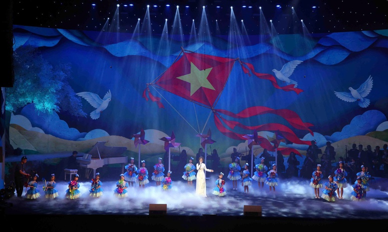 Chủ tịch Quốc hội dự chương trình 'Kết nối yêu thương', chung tay hỗ trợ phụ nữ, trẻ em có hoàn cảnh khó khăn- Ảnh 4.