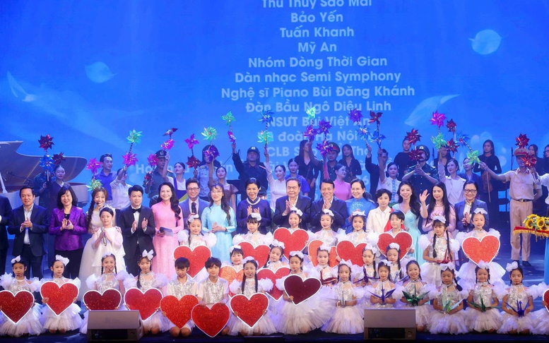 Chủ tịch Quốc hội dự chương trình 'Kết nối yêu thương', chung tay hỗ trợ phụ nữ, trẻ em có hoàn cảnh khó khăn