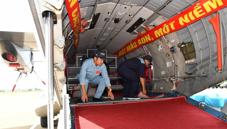 Vận chuyển 15.401 mẫu sinh phẩm hài cốt liệt sĩ bằng máy bay quân sự ra Hà Nội để giám định ADN- Ảnh 2.