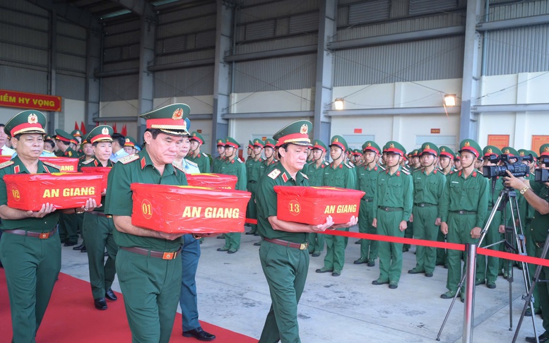 Vận chuyển 15.401 mẫu sinh phẩm hài cốt liệt sĩ bằng máy bay quân sự ra Hà Nội để giám định ADN