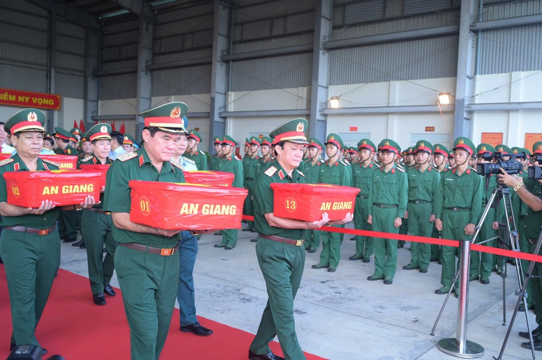 Vận chuyển 15.401 mẫu sinh phẩm hài cốt liệt sĩ bằng máy bay quân sự ra Hà Nội để giám định ADN- Ảnh 1.