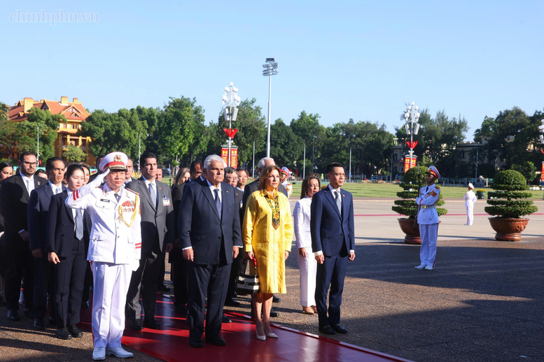Tổng thống Cộng hòa Panama vào Lăng viếng Chủ tịch Hồ Chí Minh- Ảnh 4.