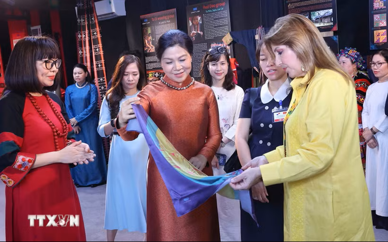 Phu nhân Tổng Bí thư, Chủ tịch nước Tô Lâm và Phu nhân Tổng thống Panama tìm hiểu văn hóa các dân tộc Việt Nam