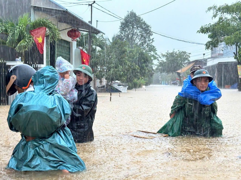 Đà Nẵng sẵn sàng lực lượng, xe thiết giáp ứng phó mưa lớn kéo dài- Ảnh 4.