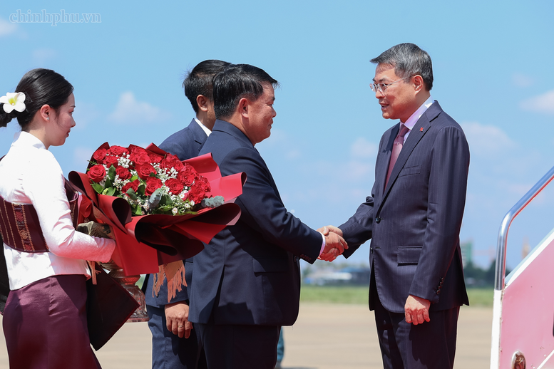 Thủ tướng Lê Minh Hưng tới Thủ đô Vientiane, bắt đầu chuyến thăm chính thức Lào- Ảnh 3.