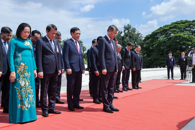 Thủ tướng Lê Minh Hưng đặt vòng hoa tại Đài tưởng niệm các chiến sĩ vô danh của Lào- Ảnh 3.